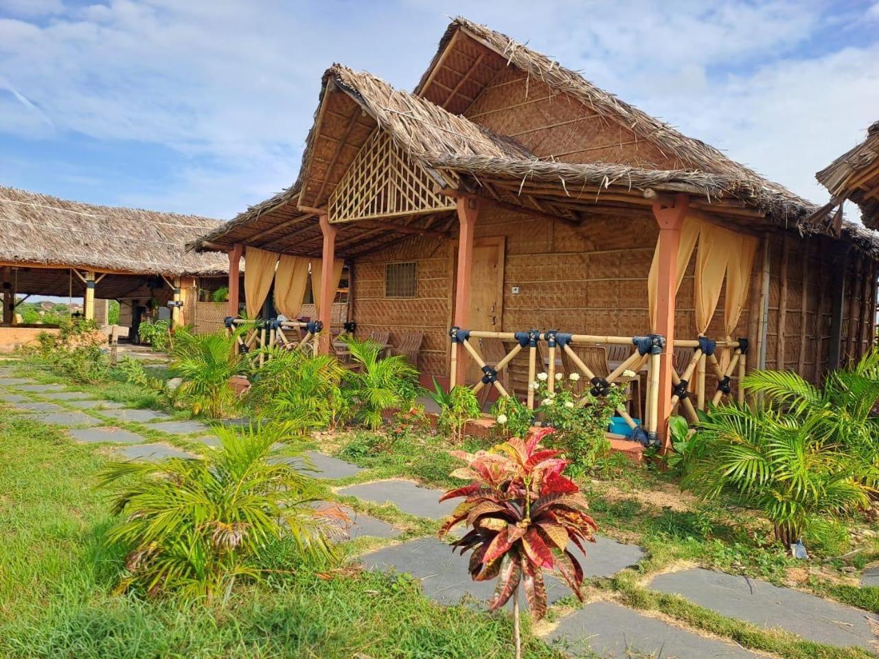 Hampi Rasta Cafe Hotel Buitenkant foto