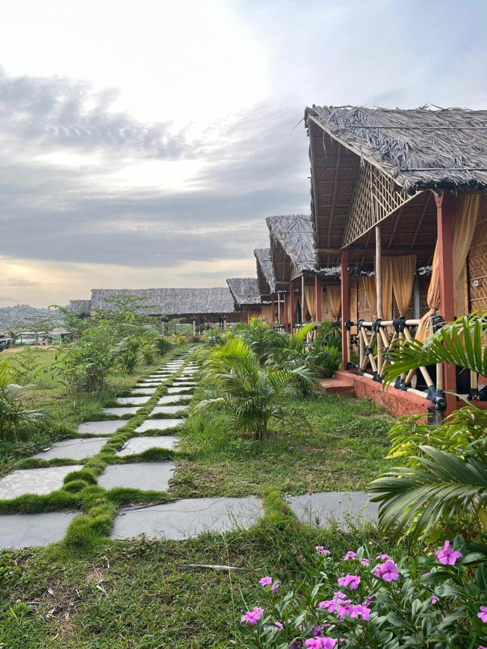 Hampi Rasta Cafe Hotel Buitenkant foto